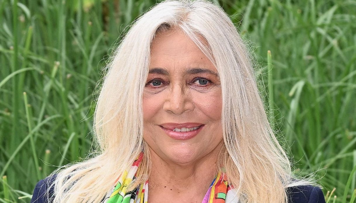 Mara Venier “tradita” dal marito Nicola, cede ancora al minidress (e alle pulizie)