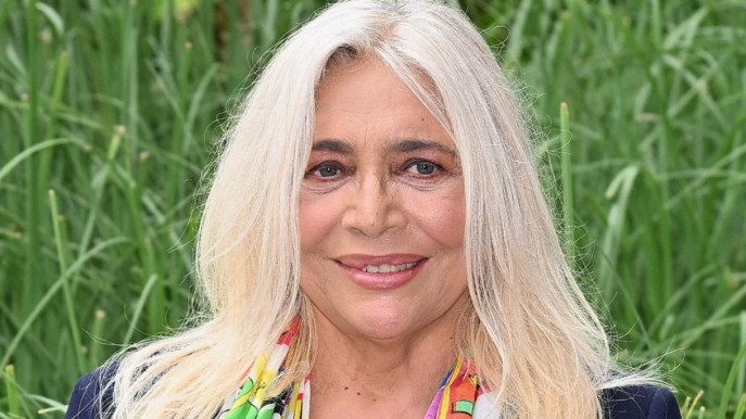 Mara Venier “tradita” dal marito Nicola, cede ancora al minidress (e alle pulizie)