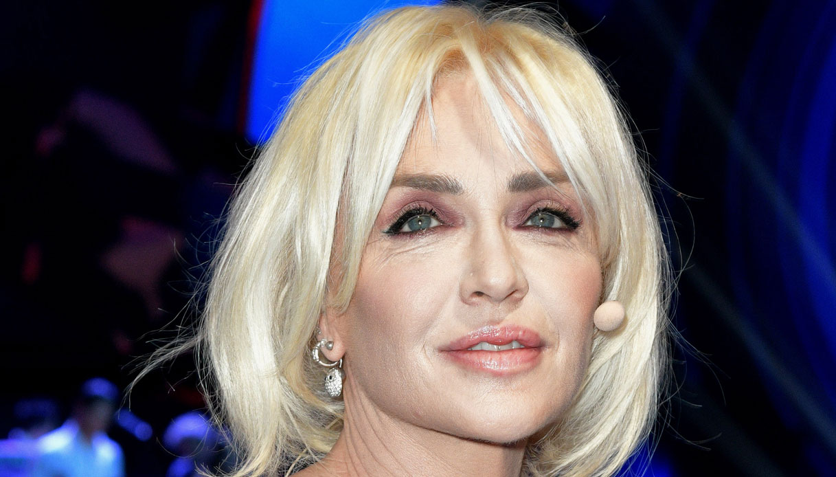 Paola Barale si trasforma a 55 anni: uno schianto su Instagram