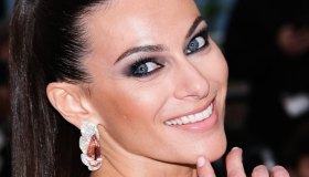 Paola Turani, look da 7000 euro: pizzo e piume per un compleanno super chic