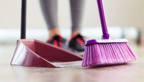 Limone sulla spazzola della scopa: risultato magico