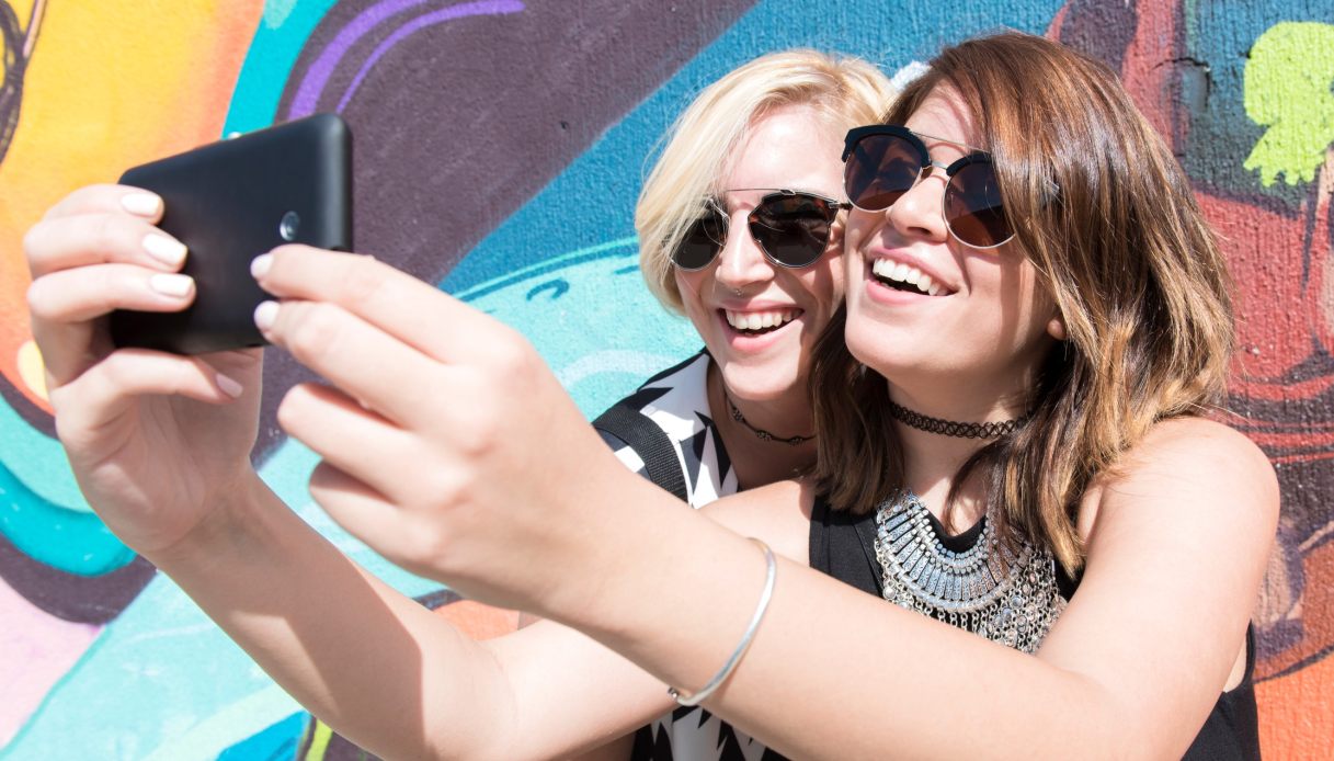 Non vi piacete mai nelle foto? Ci sono delle ragioni psicologiche ben precise