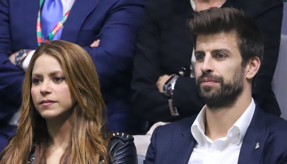 Piqué dimentica Shakira: primo bacio in pubblico con la nuova fiamma
