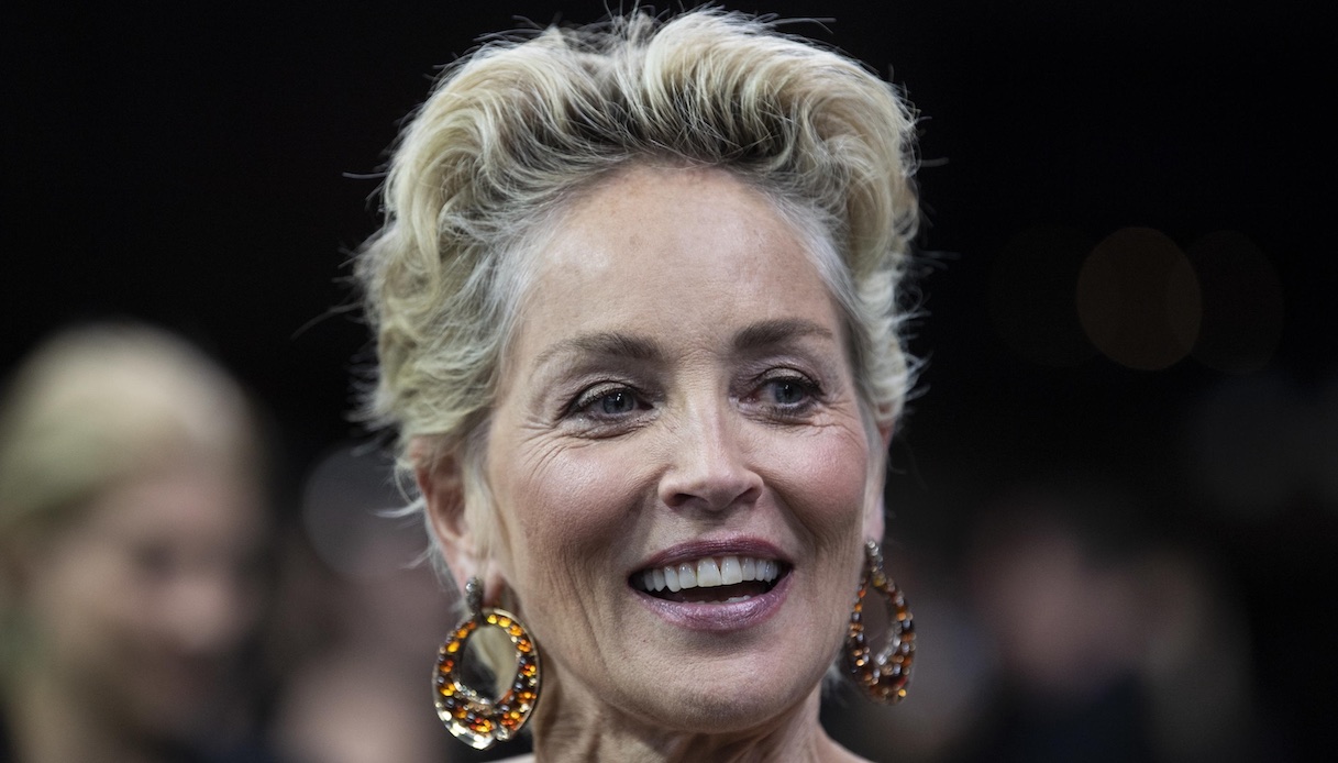 Sharon Stone: “In forma alla fine dell’estate”. Il bikini irresistibile a 64 anni
