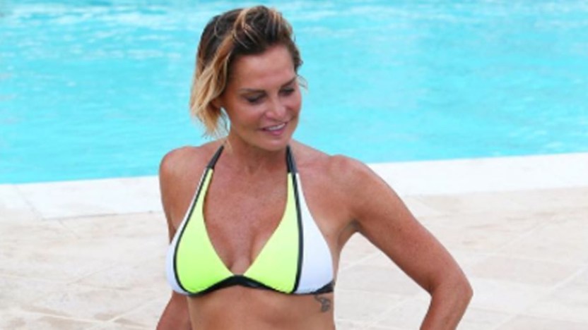 Simona Ventura in stile Baywatch su Instagram: ironia al naturale