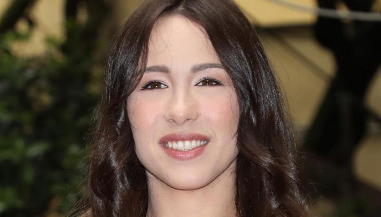 Aurora Ramazzotti ignora i gossip sulla gravidanza e vola a Siviglia per papà Eros