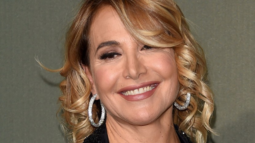 Barbara D’Urso scatenata al Jova Beach Party (con un accompagnatore inaspettato)