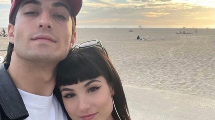 Damiano e Giorgia Soleri, il look di coppia è anni Settanta. Con bacio appassionato