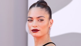 Venezia 79, Elodie sbarca in minigonna. Ma lo scollo a cuore trionfa su tutto