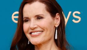 Emmy 2022, Geena Davis a 66 anni è splendida: abito giallo e scollo profondo