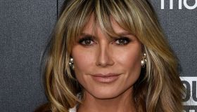 Milano Fashion Week, Heidi Klum rilancia la tuta multicolor. A 49 anni è la più bella