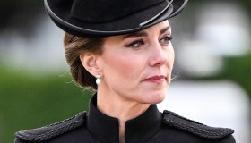 Kate Middleton, cappotto fasciante e fascinator per la prima uscita da Principessa