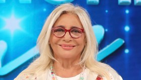 Mara Venier pronta a sganciare la bomba a “Domenica In”. E intanto festeggia con Matano