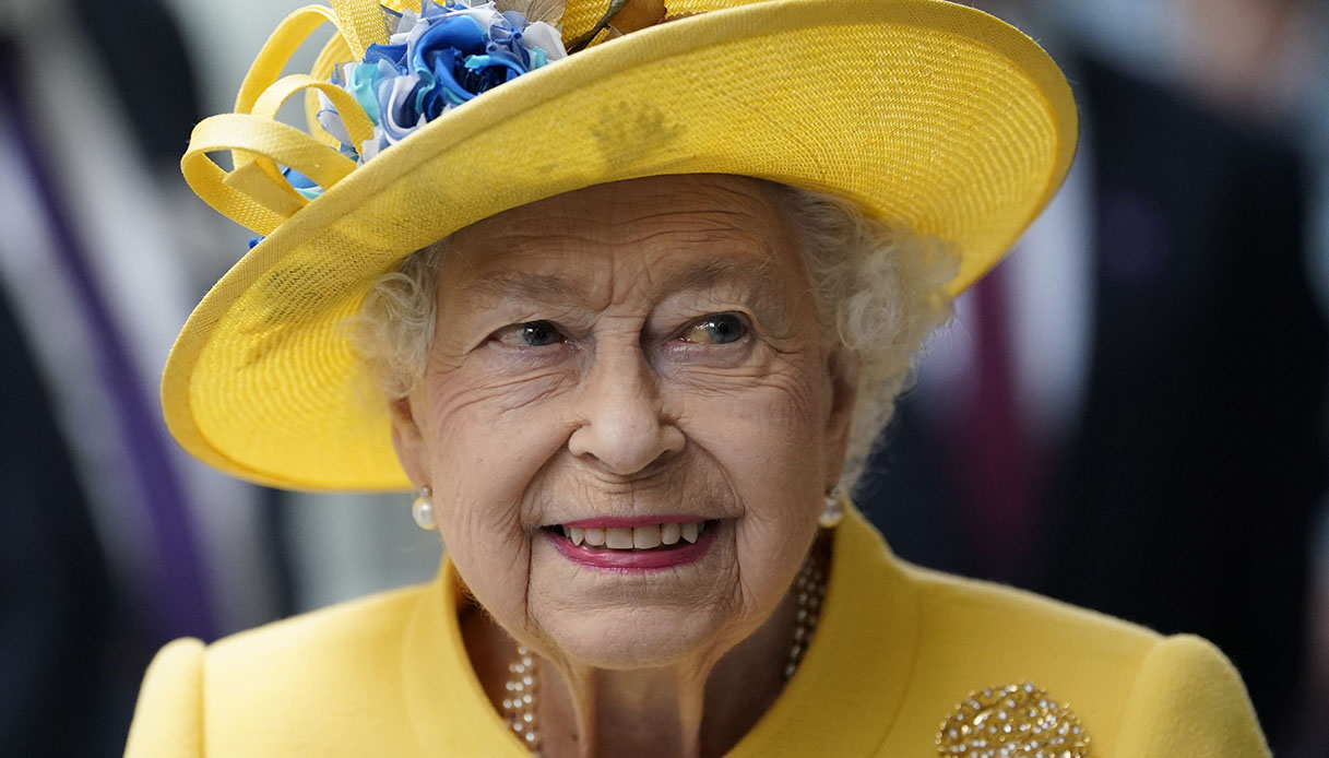 Regina Elisabetta, Canale 5 cambia la programmazione: cosa non va in onda oggi