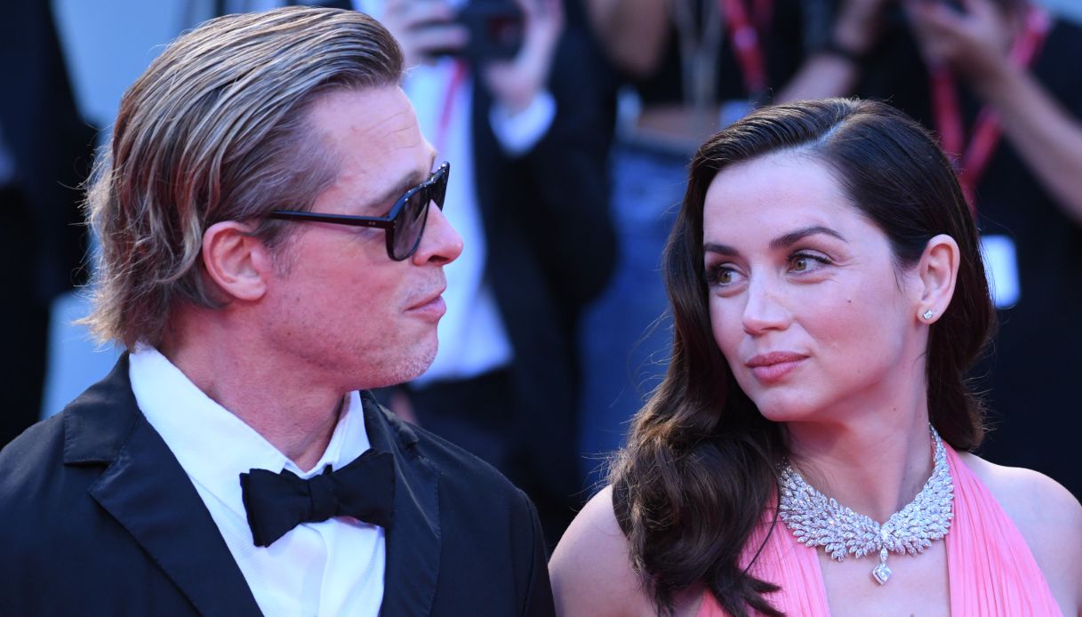 Venezia 79, Ana De Armas in rosa ricorda Marilyn. Brad Pitt divo in nero