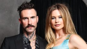 Behati Prinsloo, chi è la moglie di Adam Levine e mamma dei suoi 2 figli