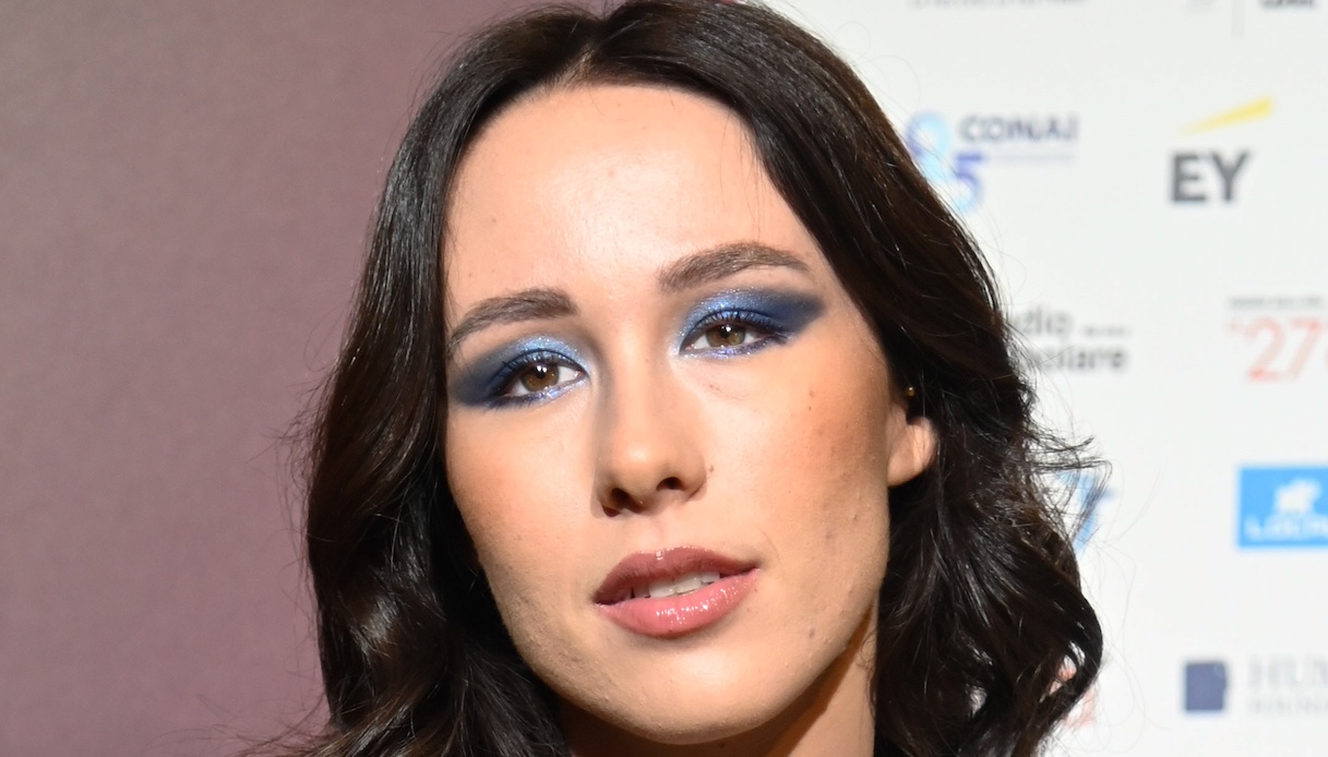 Aurora Ramazzotti “nasconde” il pancino. E lancia il trend del denim su Instagram