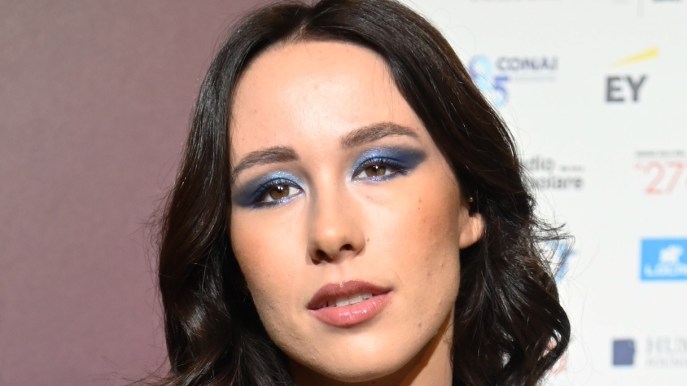 Aurora Ramazzotti “nasconde” il pancino. E lancia il trend del denim su Instagram