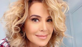 Barbara D’Urso criticata per la foto in shorts. Ma tutti la difendono