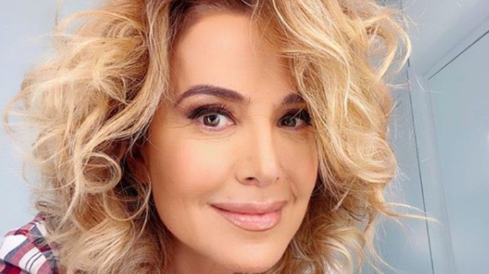 Barbara D’Urso criticata per la foto in shorts. Ma tutti la difendono