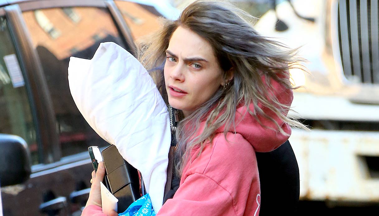 Cara Delevingne lascia il suo hotel arruffata