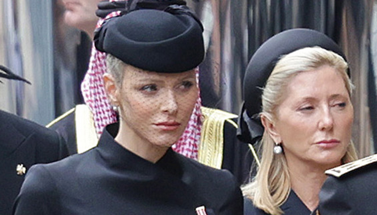 Charlene di Monaco a lutto: l’abito-sacchetto è un errore fatale. E Meghan Markle osa troppo
