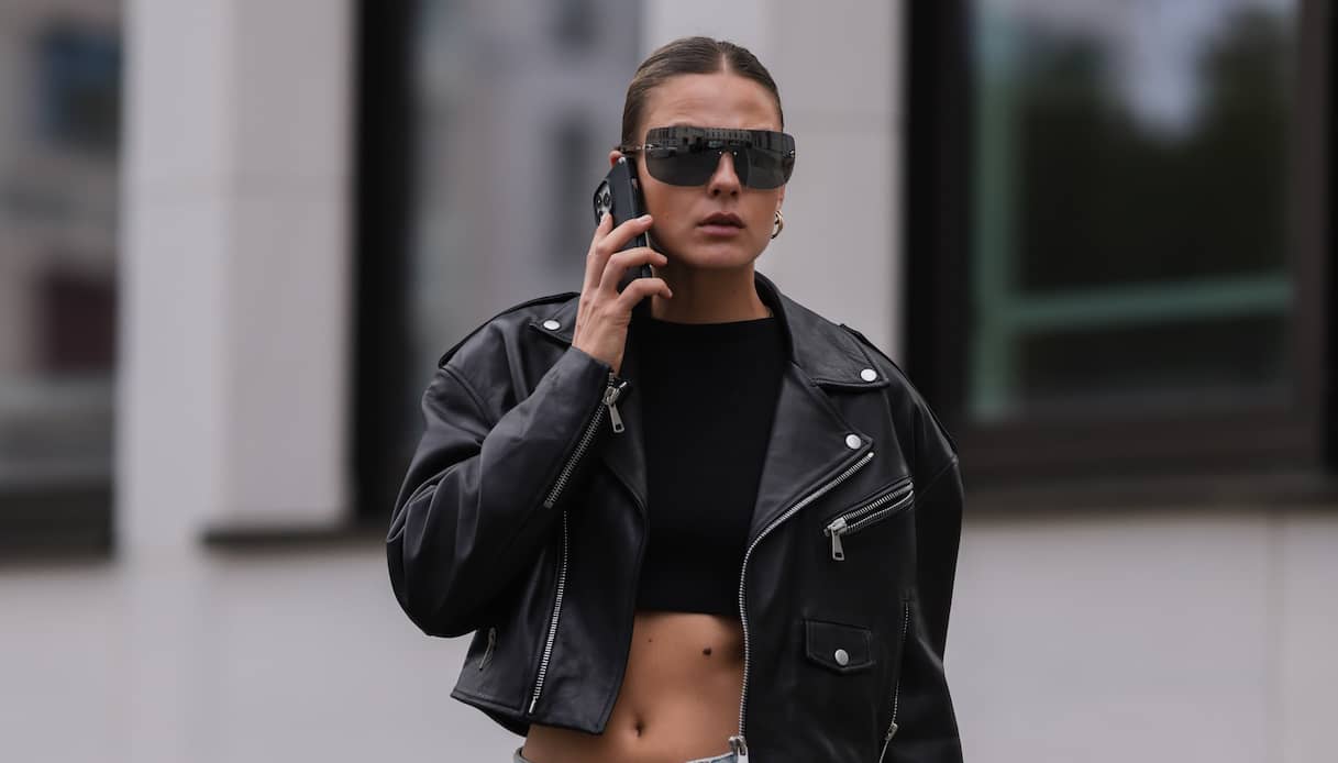 Il chiodo in pelle: un classico del rientro