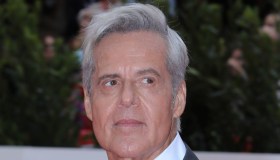 Claudio Baglioni contro “Striscia la Notizia”: anche Gerry Scotti indagato. Cosa sta accadendo