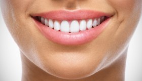 Sbiancare i denti? Il fai da te non serve. Ma è importante lavarli così