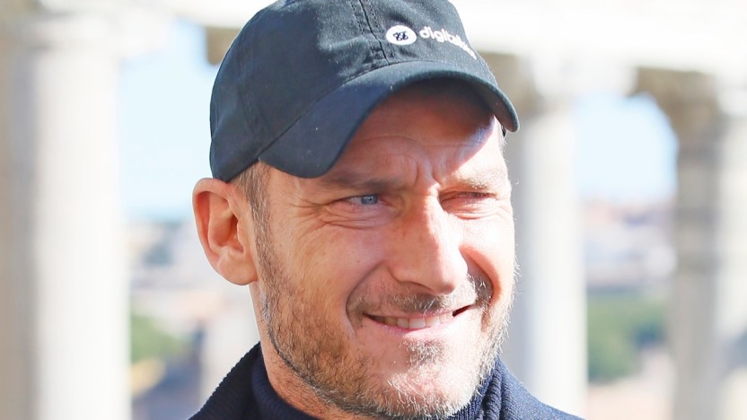 Totti, primo compleanno lontano da Ilary: “Il bacio con Noemi davanti ai figli e agli invitati”