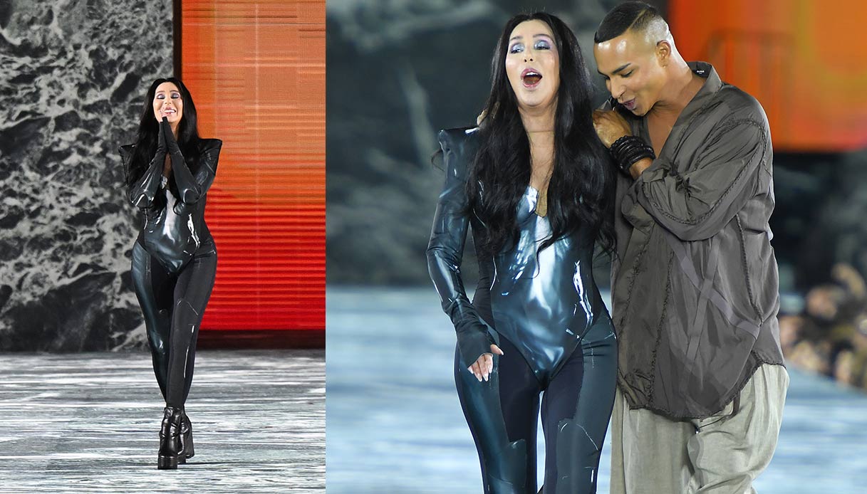Cher con Olivier Rousteing alla sfilata Balmain durante la Paris Fashion Week