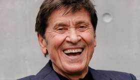 Gianni Morandi mostra le mani ustionate, inarrestabile (anche a 77 anni)