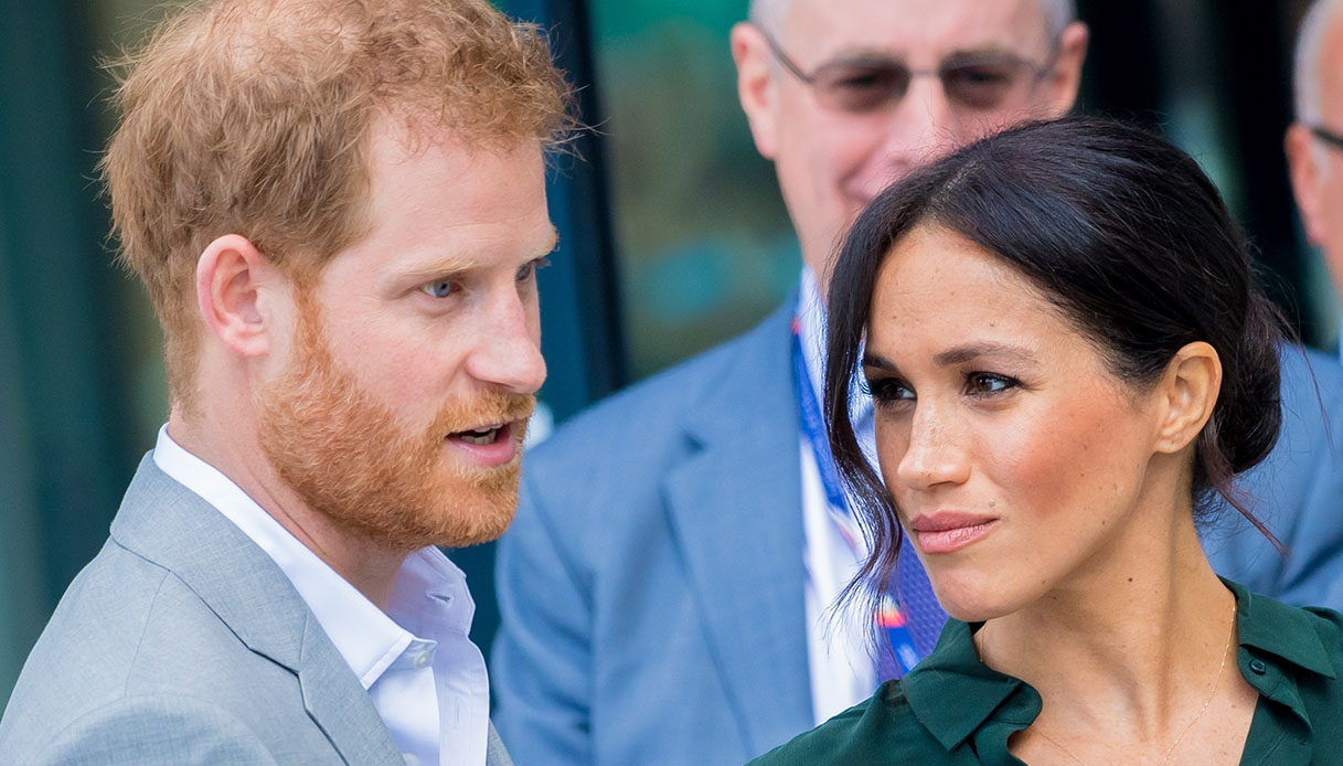Harry e Meghan sull’orlo della crisi finanziaria: la rinuncia che piace al Palazzo