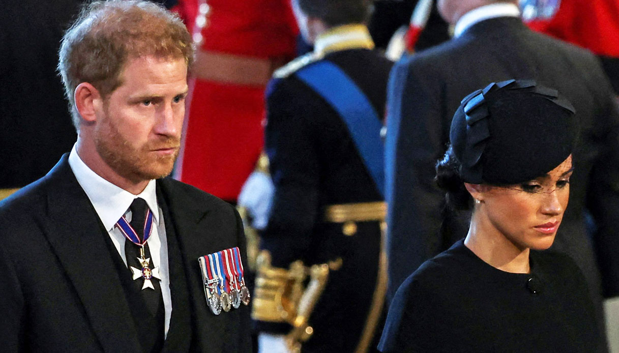 Harry e Meghan Markle declassati. Carlo sceglie la linea dura