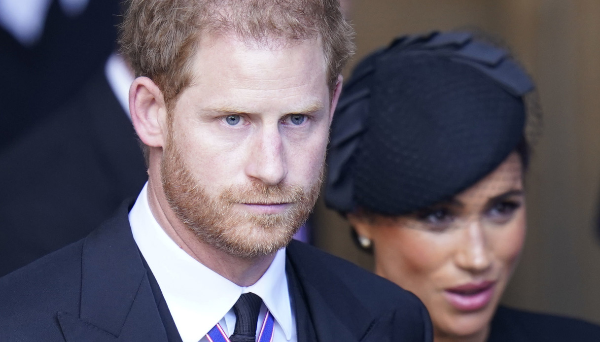 Meghan Markle separata da Harry ai funerali della Regina: lui non si ribella