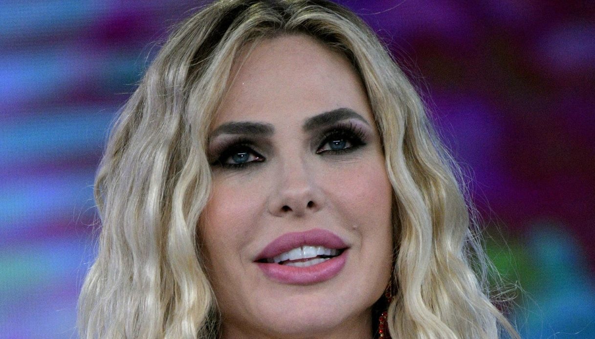 Ilary Blasi, felice in giro per Roma senza Totti. Ma una canzone fa discutere