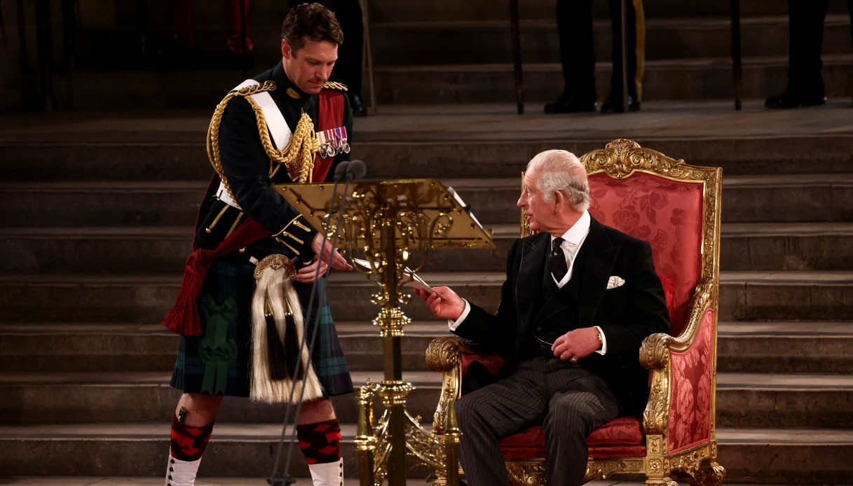 Il Maggiore Thompson durante la proclamazione di Re Carlo III