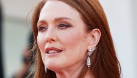 Festival di Venezia, Julianne Moore: la scollatura più sensuale del red carpet