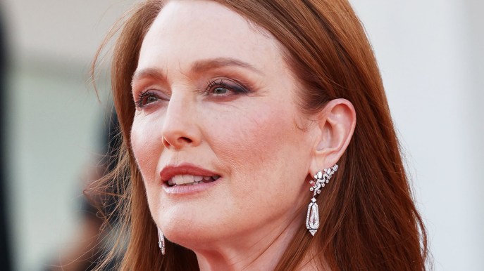 Festival di Venezia, Julianne Moore: la scollatura più sensuale del red carpet