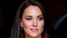 Kate Middleton lascia senza fiato i marinai: tailleur da 2.225 euro e body bianco