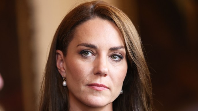 Kate Middleton torna in pubblico: cappotto da 2.465 euro e tacchi a spillo