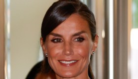 Letizia di Spagna colta di sorpresa da Felipe. Ma il mini abito aderente la tradisce