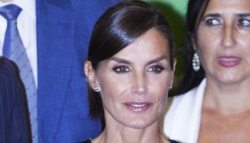 Letizia di Spagna sensazionale in rosso: abito di gala da 139 euro