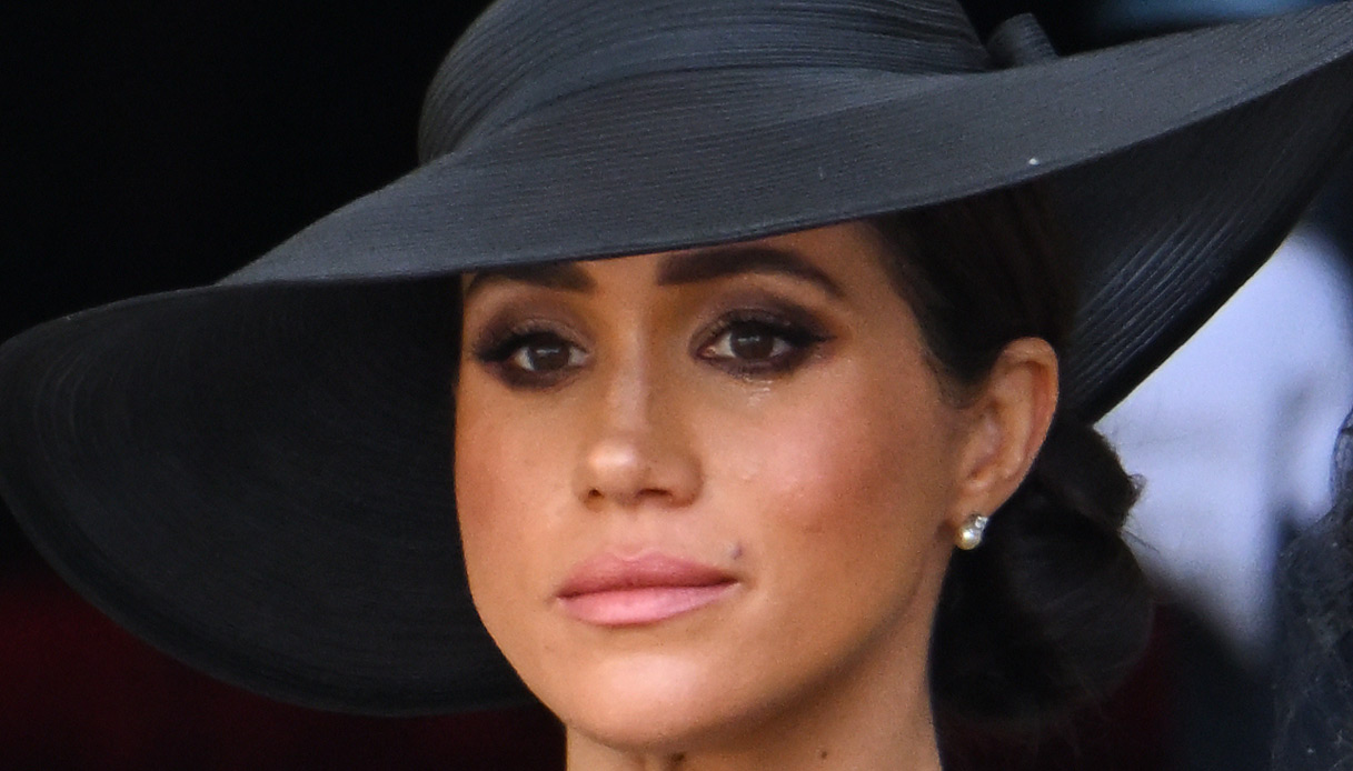 Meghan Markle, la richiesta imbarazzante a Carlo e look sbagliatissimo