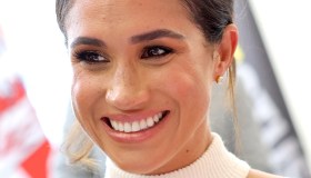 Meghan Markle, top proibito e pantaloni da 1.207 euro. Ma è polemica