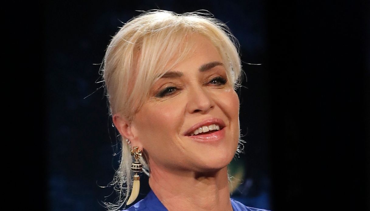 “Domenica In”: Paola Barale, ballerina pazzesca a 55 anni. E sull’amore non ha dubbi