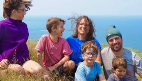 Mamma e papà portano i figli in giro per il mondo prima che perdano la vista