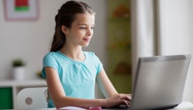 Pubertà precoce, potrebbe contare anche l’esposizione alla luce blu