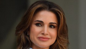 Rania di Giordania superlativa con Jill Biden: l’abito elettrico con spacco segreto