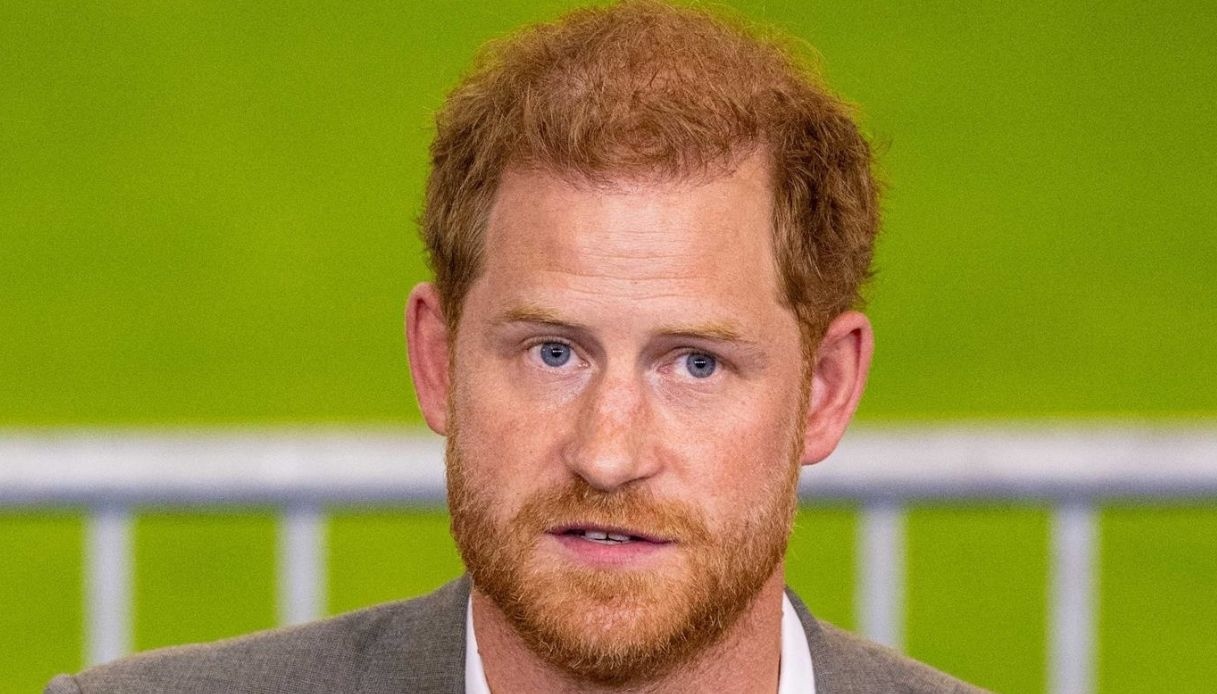 Re Carlo, la scelta che rivoluziona la Monarchia. Colpisce Harry, Andrea e Beatrice